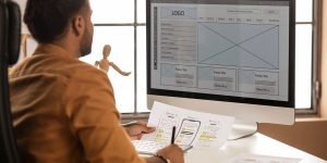 side-view-man-working-with-computer (1)